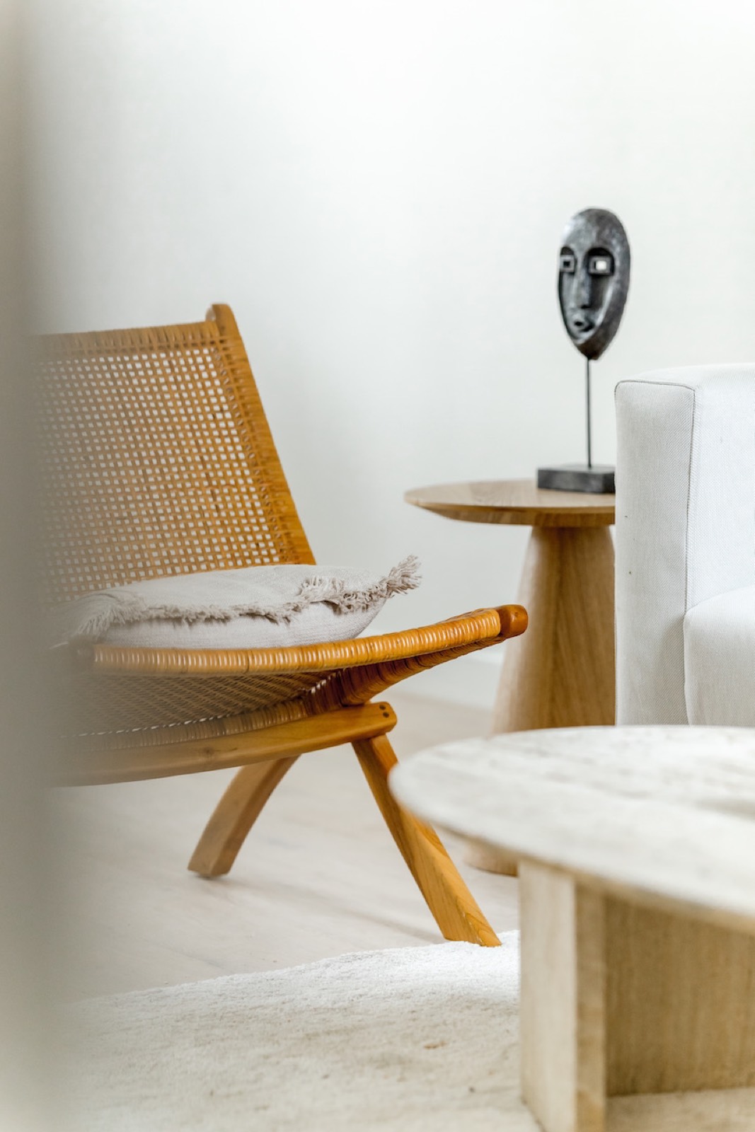 Detail van design marmerlook badkamer met zwarte profielen, illustratief bij vastgoedbezit en vermogensoverdracht
