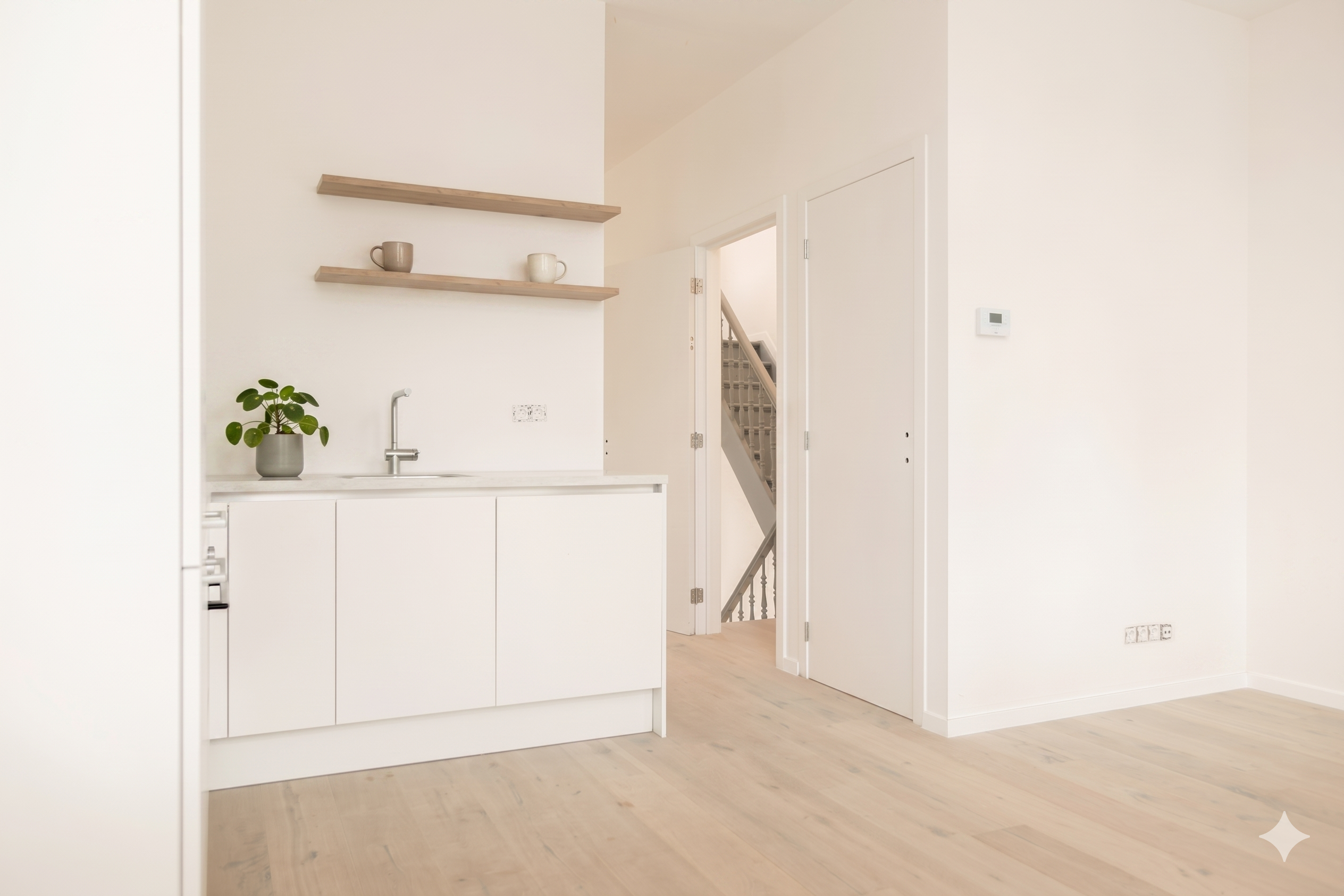 Open keuken en leefruimte in Lange Elzenstraat 115, met witte keuken en lichte vloer